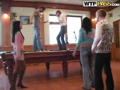 Девчонки в пьяном виде танцуют стриптиз на частной вечеринке