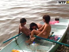 На берегу реки русские студенты устраивают горячую секс оргию