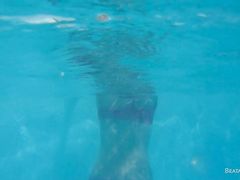 Перевозбужденная девка 18-ти лет мастурбирует под водой