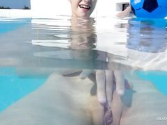 Перевозбужденная девка 18-ти лет мастурбирует под водой