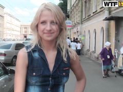 Мажористые русские парни трахают на природе продажную блонду