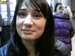 Беспринципная русская девка согласилась на секс в туалете за деньги