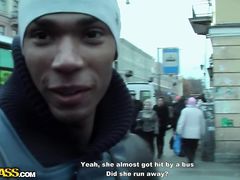 Русские секс пикаперы развели трахнули за деньги красивую брюнетку