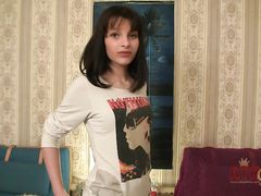 Худющая русская девушка мастурбирует дырочку вибратором