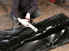 Мазохистка кайфует от жесткого садизма и издевательств над ней