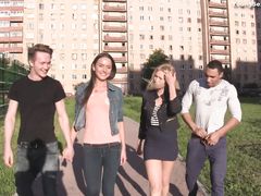 Славные русские подростки занимаются групповым сексом на вечеринке