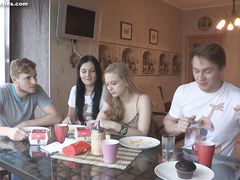 Распущенные русские подростки собрались для группового секса