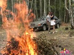 Моложавые русские любовники занялись анальным сексом в лесу