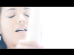 Нежная и чувственная мастурбация вибратором гламурной девицы