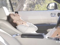 Заведенная красивая девушка мастурбирует в машине свою щелку