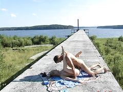 Загорающая русская парочка занимается страстным сексом на природе