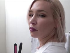 Горячая милашка истошно стонет во время траха со сводным братом