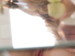 Одинокая мисс снимает платье и начинает сама себе делать приятно пальчиками