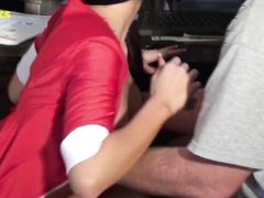 Соблазнительная девушка с наслаждением отдается родному отцу и ловит оргазм во время спаривания
