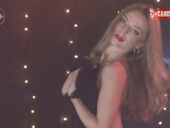 Парень в маске возбуждается от приватного стриптиз танца