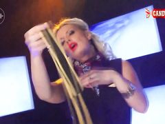 Грациозная блондинка в чулках танцует стриптиз на подиуме