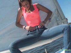 Привлекательная девушка в джинсах устроила эротическое шоу на яхте