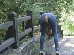 Привлекательная русская девушка в джинсах красиво позирует на улице