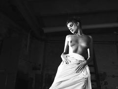 Черно-белая соло эротика сексуальной русской фотомодели