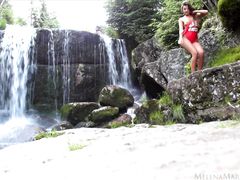 Красивая мастурбация русской девушки недалеко от водопада