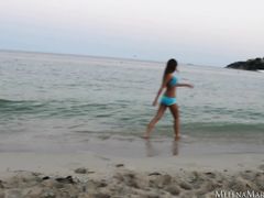 Эротический стриптиз на пляже от соблазнительной русской девушки
