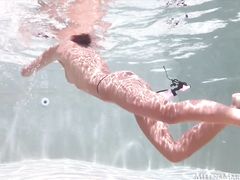 Обнаженная русская девчонка мастурбирует в бассейне под водой