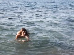 Голая русская девушка на пляже танцует возбуждающий танец
