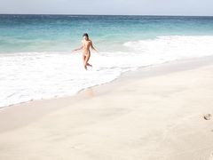 Шикарная русская девушка мастурбирует на пляже лежа на песке