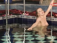 Обнаженная русская девушка в бассейне показала эротическое соло