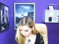 Татуированная телка в чулках ласкает сама себя перед вебкамерой