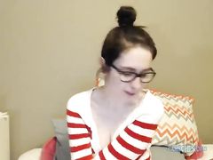Девушка в очках занялась мастурбацией в приватном чате Ruscams