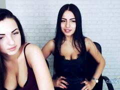 Голые брюнетки лесбиянки мастурбируют на вебку в секс чате RusCams