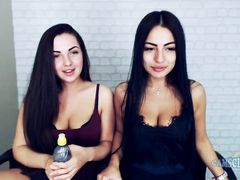 Голые брюнетки лесбиянки мастурбируют на вебку в секс чате RusCams