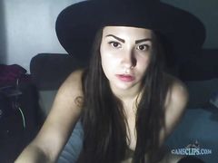 Странная девушка в чулках занялась мастурбацией на вебкамеру