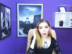 Стройная блондинка в чулках ласкает себя перед юзерами чата Chaturbate