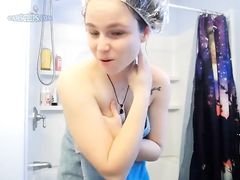 Девочка с волосатой пиздой приняла душ и показала себя на вебку