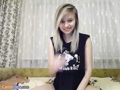 18-летняя вебкам модель ласкает киску в эротическом чате RusCams