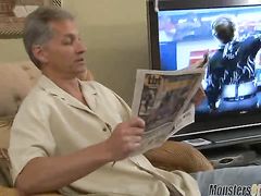 Шалунишка с красивыми натуральными дойками сосет старый хер родному папе