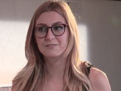 Молодуха сладко лижет клитор и половые губы неугомонной лесбиянке с роскошным телом