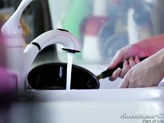 Рыжая бестия трахается со страпоном с азиаткой лесбиянкой