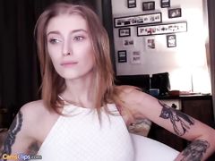 Татуированная девочка мастурбирует крупным планом на вебку