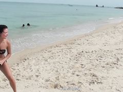 Горячие русские девушки в купальниках отдыхают на пляже