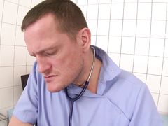 Похотливая русская медсестра в колготках трахается с врачом