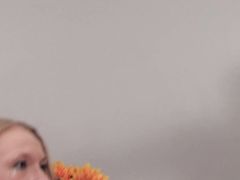 Кокетливая русская девчонка 18-ти лет сосет глубоко член бойфренда