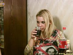 Поддатая блондинка с большими сиськами трахается с собутыльником