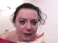 Плоскогрудая русская девка сосет и плачет от жесткого минета
