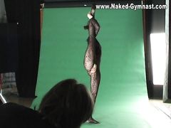 Сексапильная русская гимнастка Натали позирует голой перед камерой