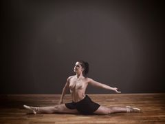 Очаровательная русская балерина Нина красиво танцует на сцене
