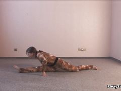 Обычная гибкая девушка демонстрирует сексуальную гимнастику на полу