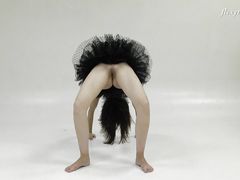 Эротическая фотосессия с сексуальной русской балериной без трусиков